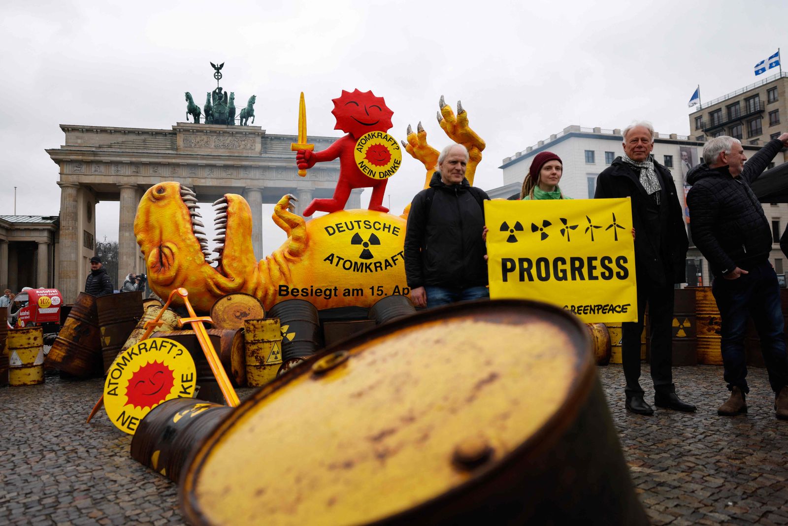 German Green politician J�rgen Trittin (2ndR) takes part in a protest action by Greenpeace in front of the capital's landmark Brandenburg Gate in Berlin on April 15, 2023, on the occasion of the shutting down of the last three remaining nuclear power plants in Germany. - The last three German nuclear power plants - Isar II, Emsland and Neckarwestheim II - will be finally shut down this Saturday. (Photo by Odd ANDERSEN / AFP) - AFP