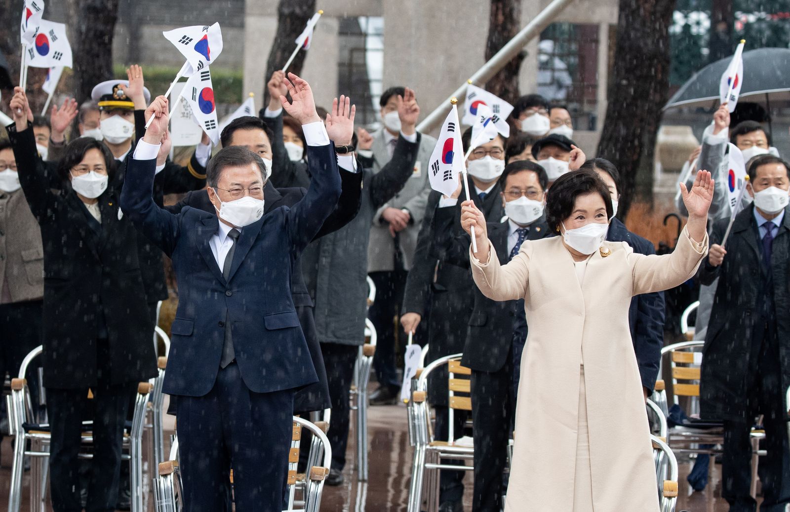 الرئيس الكوري الجنوبي مون جاي إن وزوجته خلال إحياء ذكرى الانتفاضة الكورية ضد الحكم الاستعماري الياباني - 1 مارس 2021 - REUTERS