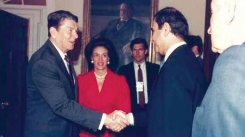 الرئيس الأميركي رونالد ريغان مستقبلاً  رئيس الوزراء الأردني الأسبق طاهر المصري في البيت الأبيض، واشنطن. - الشرق الأوسط