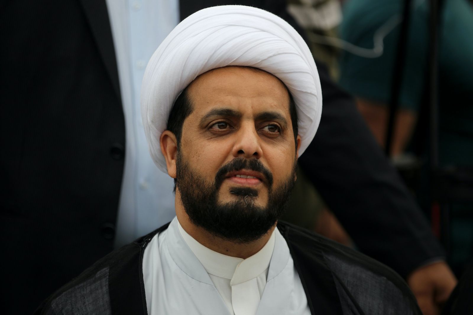 قائد قيس الخزعلي لـ عصائب أهل الحق ، إحدى وحدات حشد الشعبي (وحدات التعبئة الشعبية) يتطلع خلال حملة انتخابية في بغداد في 7 مايو 2018 ، قبل الانتخابات البرلمانية العراقية ستعقد يوم 12 مايو. (تصوير احمد الربيعي / وكالة الصحافة الفرنسية), AFP