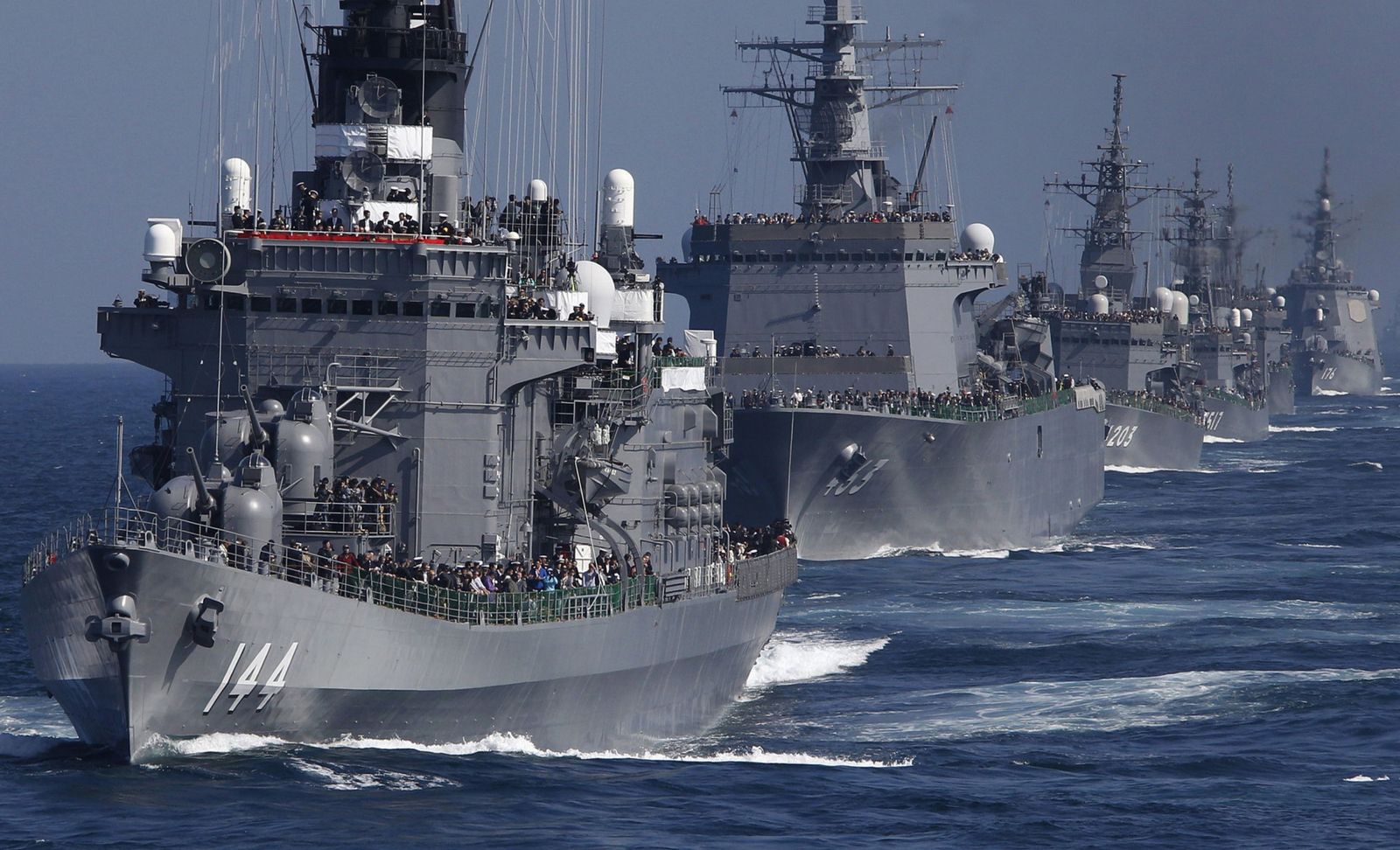 مدمّرة يابانية تقود سفناً حربية في محافظة كاناغاوا - 18 أكتوبر 2015 - Bloomberg