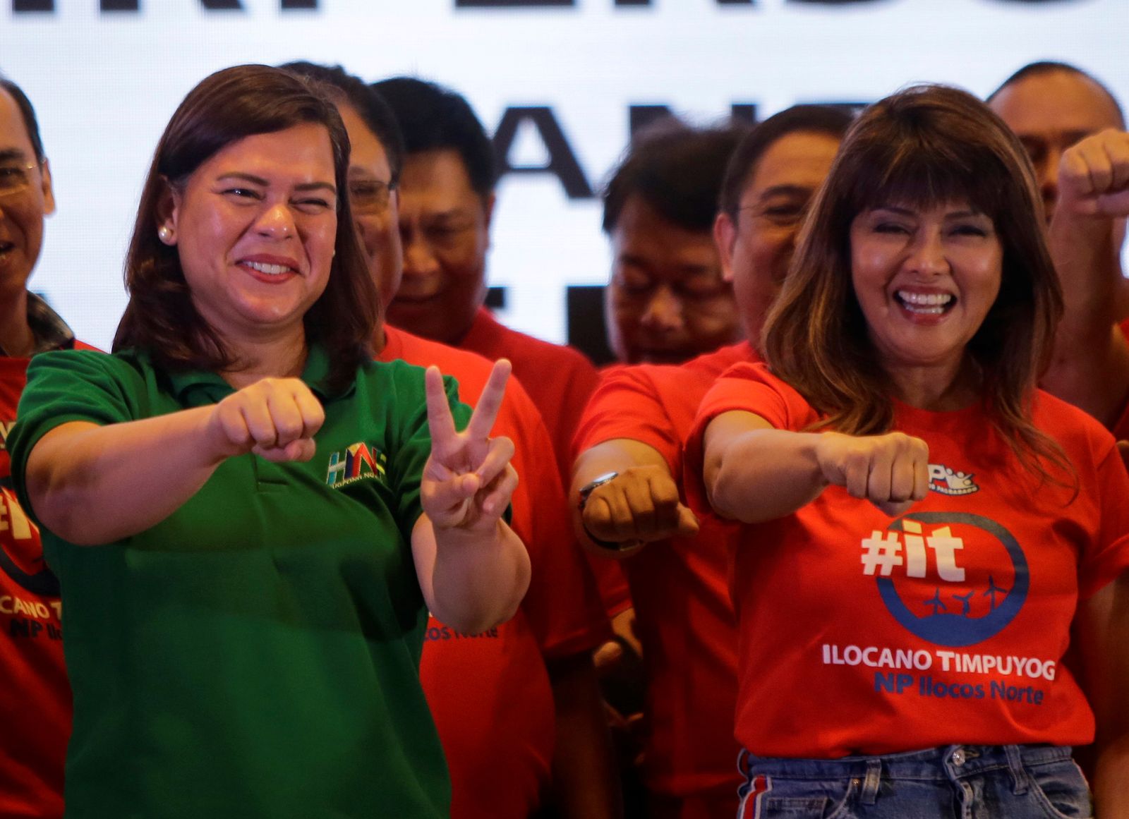 سارة دوتيرتي-كاربيو (يسار)، ابنة الرئيس الفلبيني رودريجو دوتيرتي، خلال اجتماع حزبي في مانيلا - 13 أغسطس 2018 - REUTERS