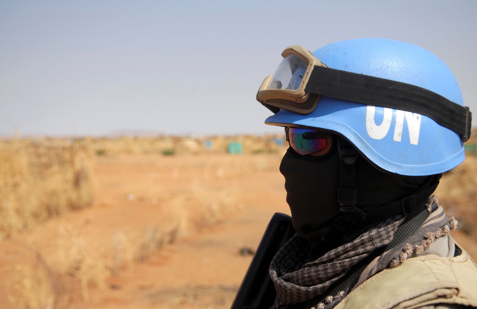 ضابط ضمن قوة حفظ السلام المشتركة بين الأمم المتحدة والاتحاد الإفريقي يوناميد في منطقة دارفور بالسودان 8 فبراير 2010 - REUTERS