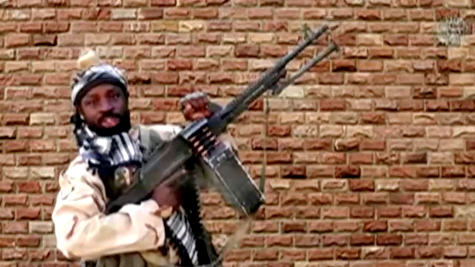 زعيم بوكو حرام السابق أبو بكر شيخو يحمل سلاحاً في مكان مجهول في نيجيريا في هذه الصورة الثابتة المأخوذة من مقطع فيديو غير مؤرخ تم الحصول عليه في 15 يناير 2018 - REUTERS