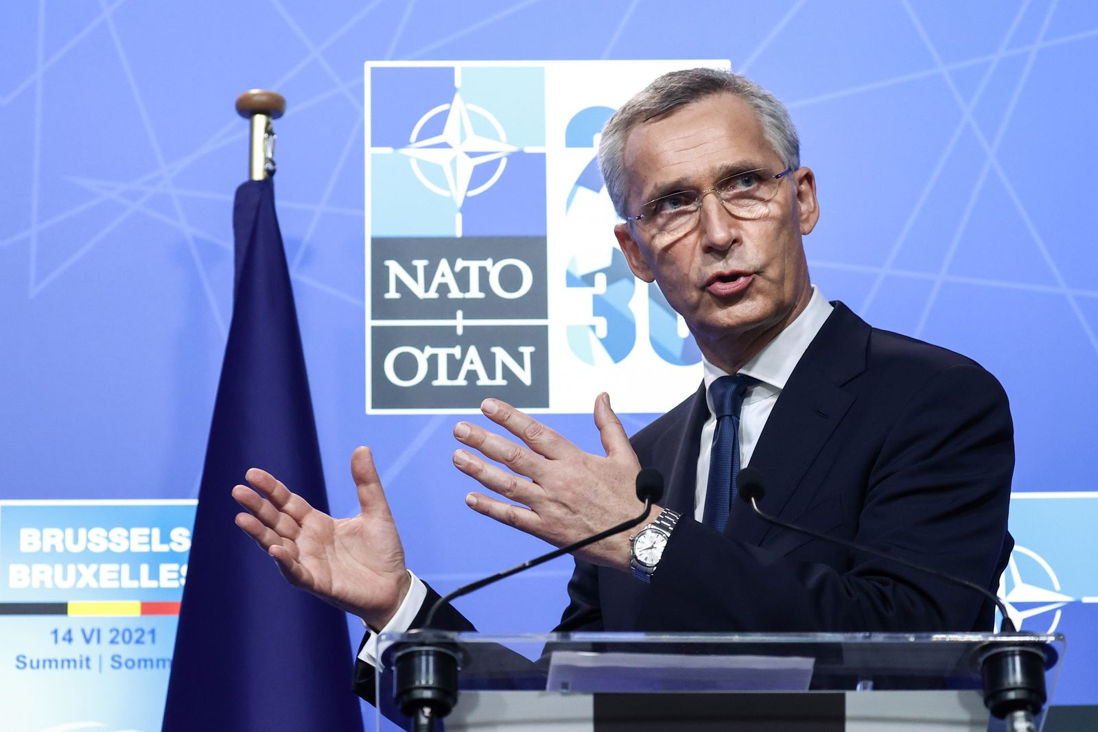 الأمين العام لحلف شمال الأطلسي، ينس ستولتنبرغ، خلال مؤتمر صحافي أثناء قمة الناتو في بروكسل - 14 يونيو 2021 - REUTERS