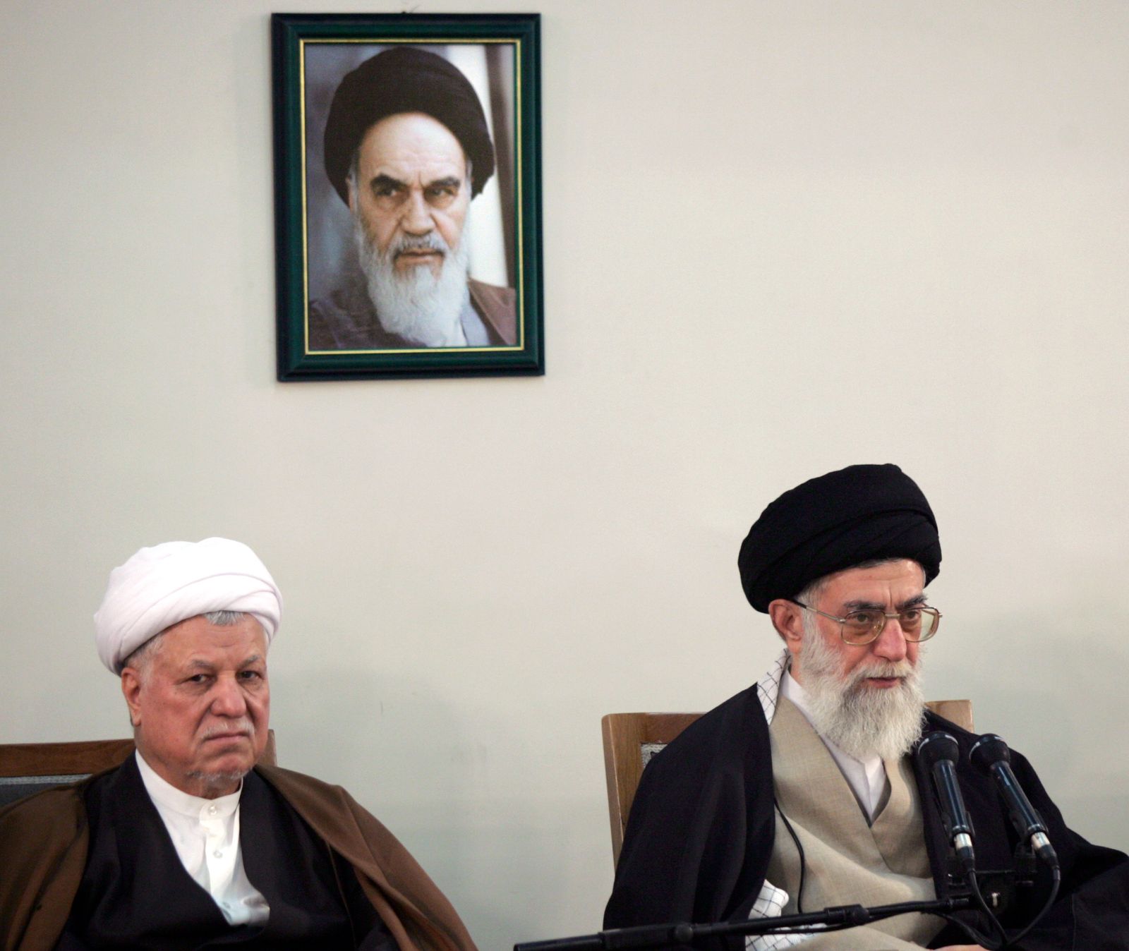 الرئيس الإيراني السابق أكبر هاشمي رفسنجاني (يسار) إلى جانب المرشد الأعلى علي خامنئي خلال اجتماع لمجلس الخبراء في طهران- 9 مارس 2006 - REUTERS