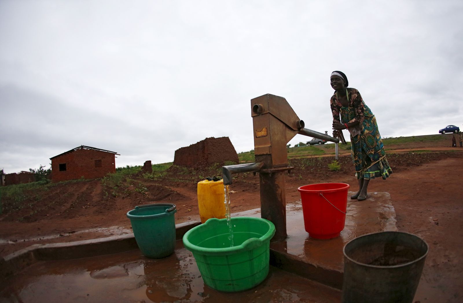 امرأة تضخ المياه من بئر بالقرب من عاصمة ملاوي ليلونجوي، حيث هدد شح الأمطار بلادها ودول جنوب أفريقيا خلال ظاهرة النينو ما قبل الأخيرة التي شهدتها الأرض بين عامي 2014 و2016 - 2 فبراير 2016 - REUTERS