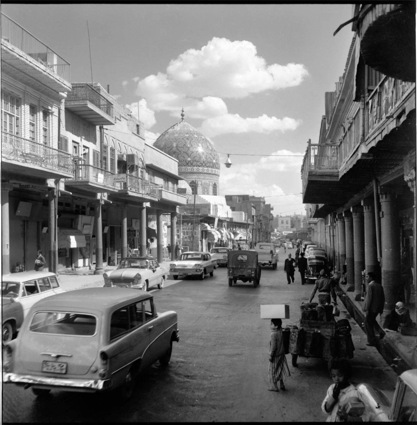 صورة التقطها لطيف العاني لشارع الرشيد ببغداد، عام 1961. - the Arab Image Foundation