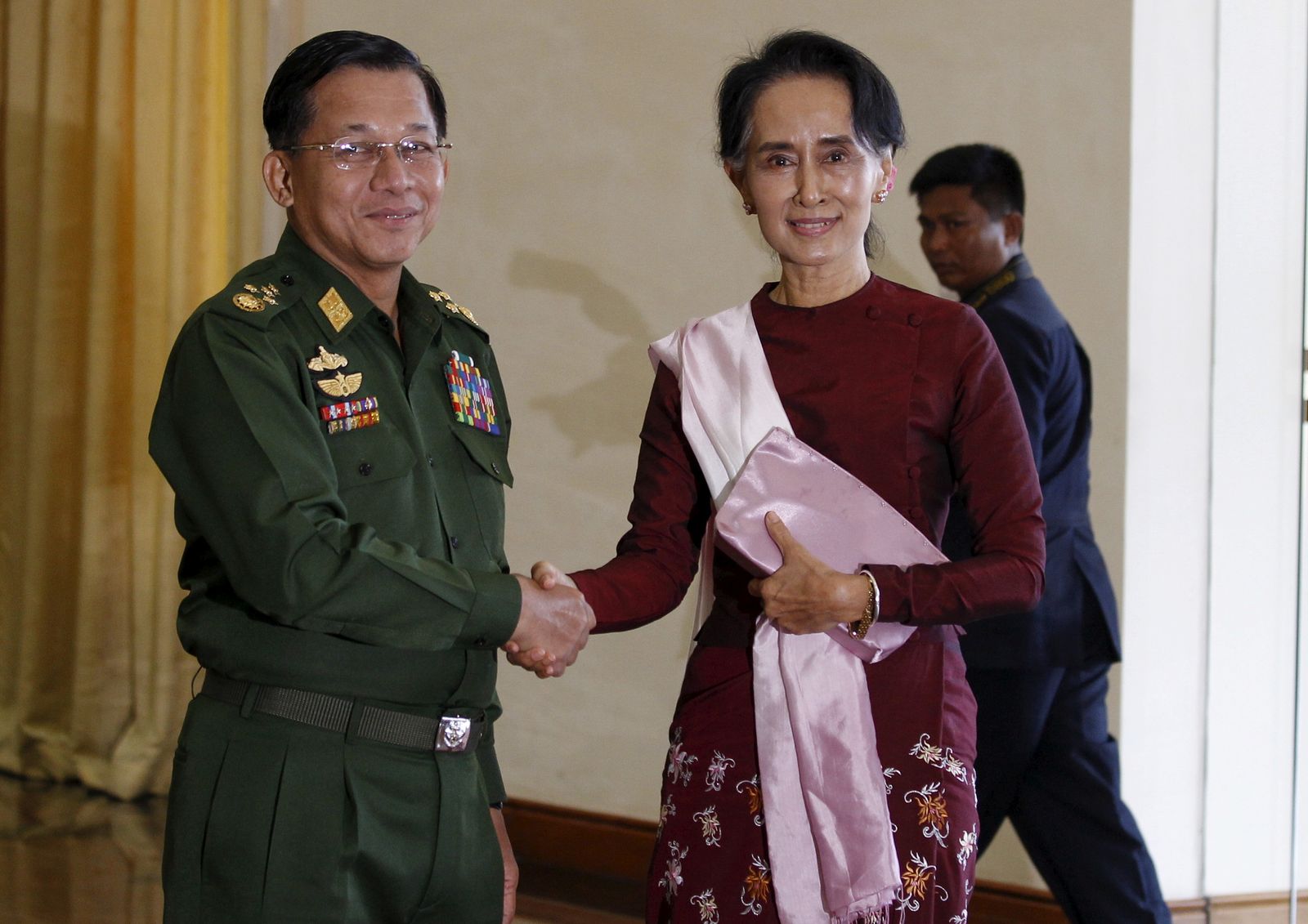 الحاكمة المدنية لميانمار أونغ سان سو تشي وقائد الجيش الجنرال مين أونغ هلاينغ خلال لقاء في نايبيتاو - 2 ديسمبر 2015 - REUTERS