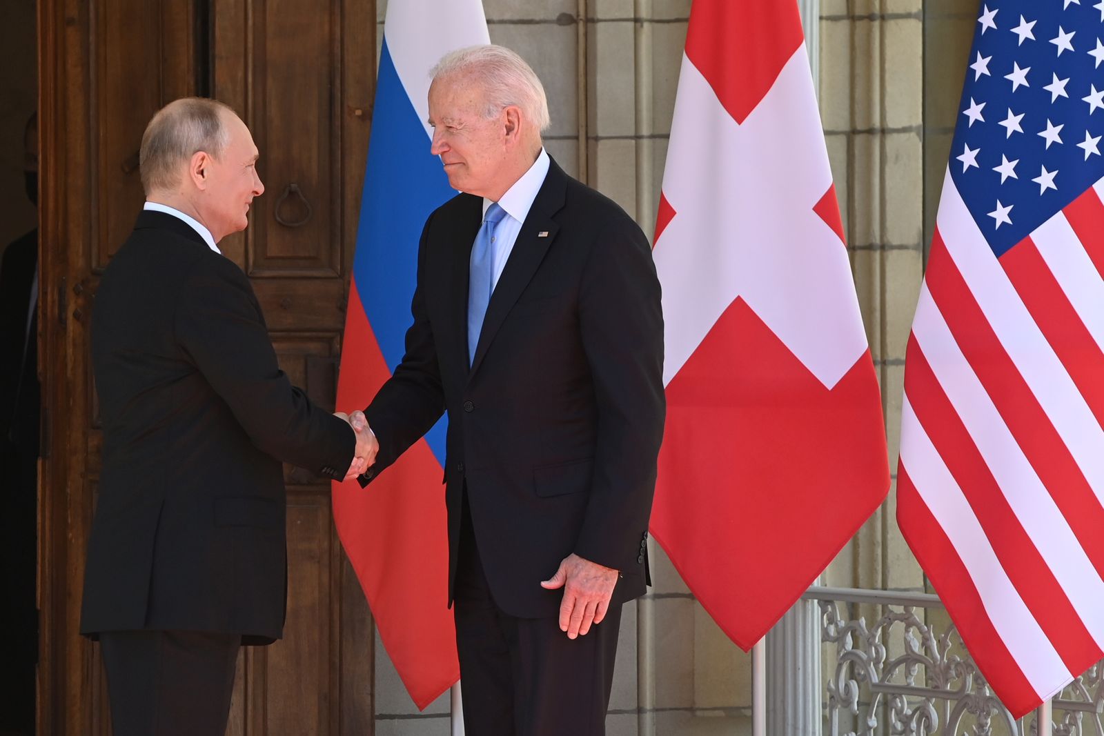 الرئيس الأميركي جو بايدن ونظيره الروسي فلاديمير بوتين يتصافحان لدى وصولهما لحضور القمة الأميركية الروسية في جنيف السويسرية - 16 يونيو 2021 - REUTERS
