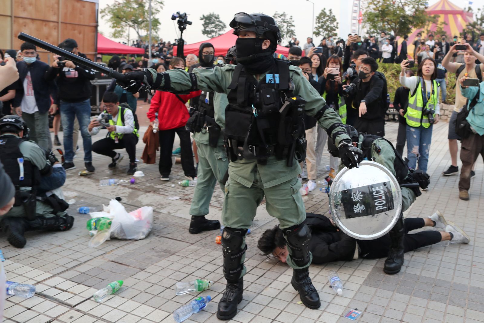 اعتقال رجل خلال تظاهرة داعمة للأويغور في هونغ كونغ - 22 ديسمبر 2019 - REUTERS