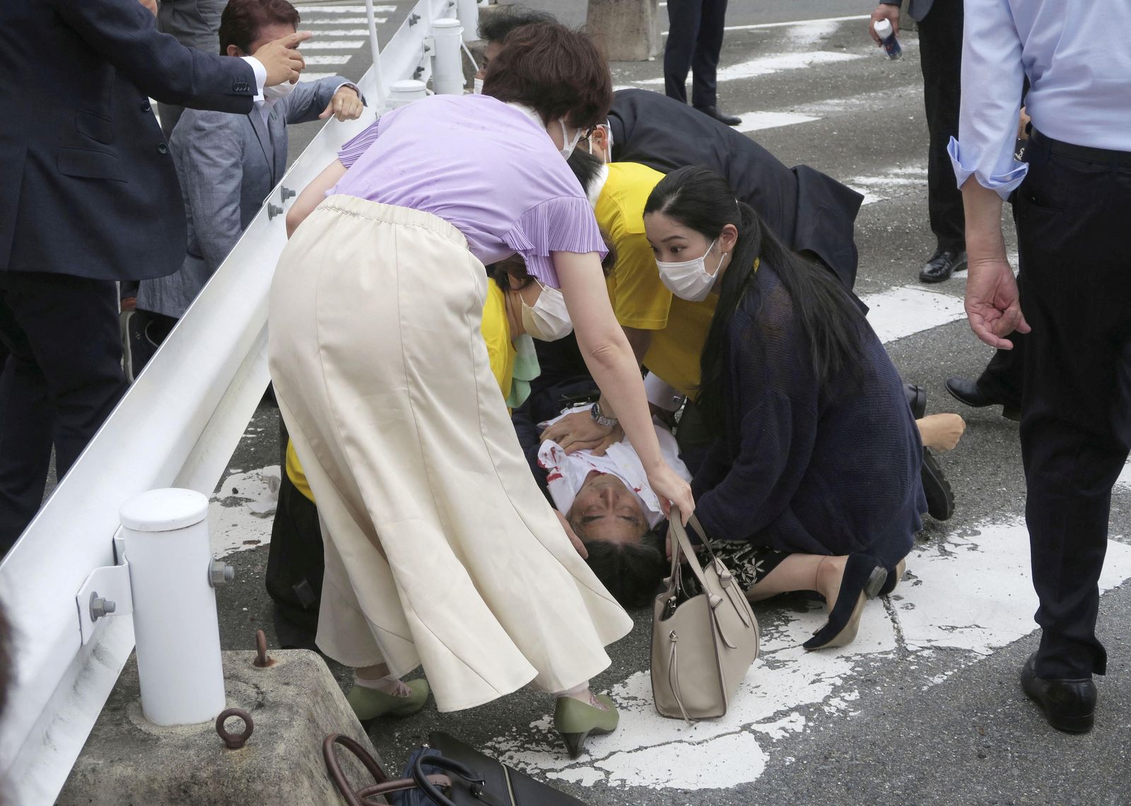 رئيس الوزراء الياباني السابق شينزو آبي يرقد على الأرض بعد إطلاق النار عليه خلال حملة انتخابية في نارا غرب البلاد - 8 يوليو 2022 - via REUTERS