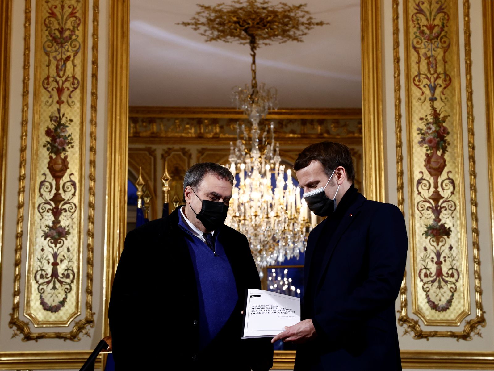 الرئيس الفرنسي ماكرون يلتقي المؤرخ بنيامين ستورا في قصر الإليزيه في باريس. 20 يناير 2021 - REUTERS