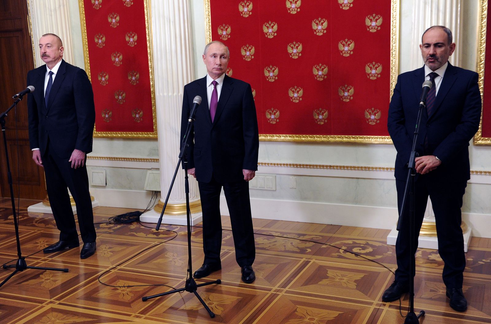 الرئيس الروسي فلاديمير بوتين متوسّطاً رئيس الوزراء الأرميني نيكول باشينيان (يمين) والرئيس الأذربيجاني إلهام علييف في موسكو - 11 يناير 2021 - REUTERS