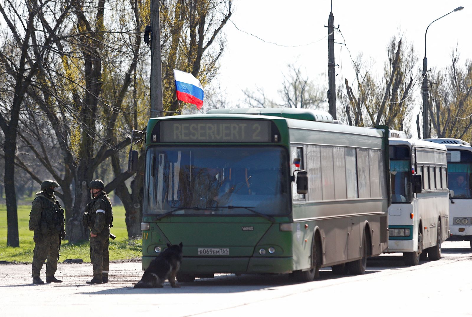 جنود موالون لموسكو بجوار حافلة لإجلاء المدنيين من كدينة ماريوبل الأوكرانية. 20 أبريل 2022 - REUTERS
