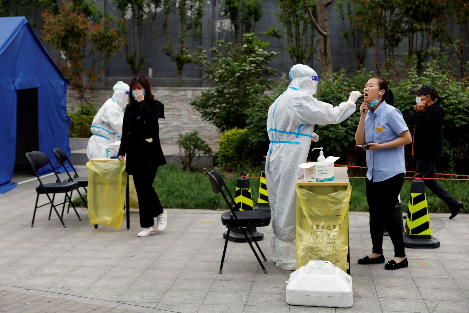 عامل طبي يجري فحصاً لكورونا في العاصمة الصينية بكين.  29 أبريل 2022 - REUTERS