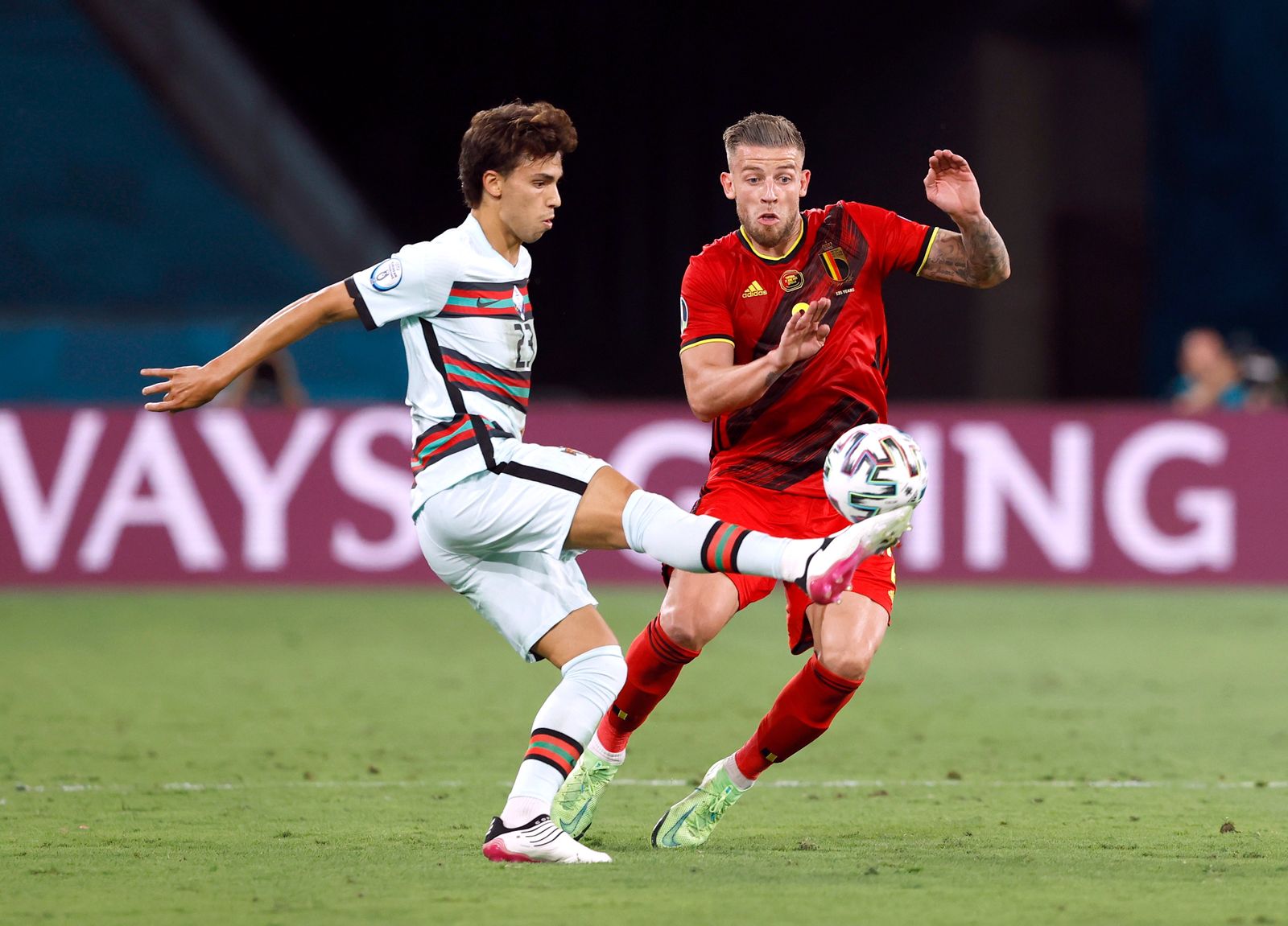 جواو فيليكس (يسار) في مباراة البرتغال ضد بلجيكا في ثمن نهائي يورو 2020 - Pool via REUTERS