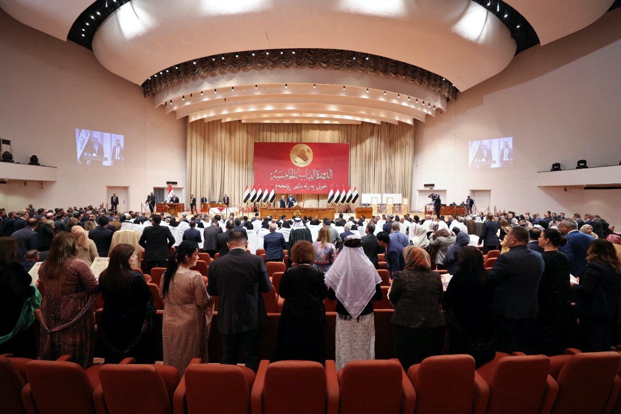 نواب عراقيون يحضرون الجلسة الافتتاحية للبرلمان في بغداد، 9 يناير 2022 - AFP