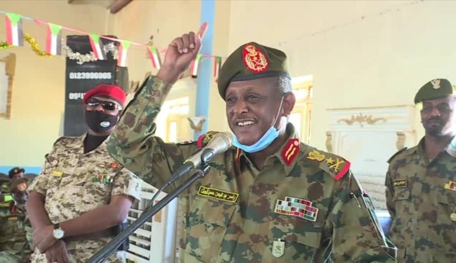 الفريق الركن ياسر العطا، عضو مجلس السيادة الانتقالي السوداني أثناء زيارته قيادة الفرقة 19 مشاة بمدينة مروي - إعلام مجلس السيادة الانتقالي