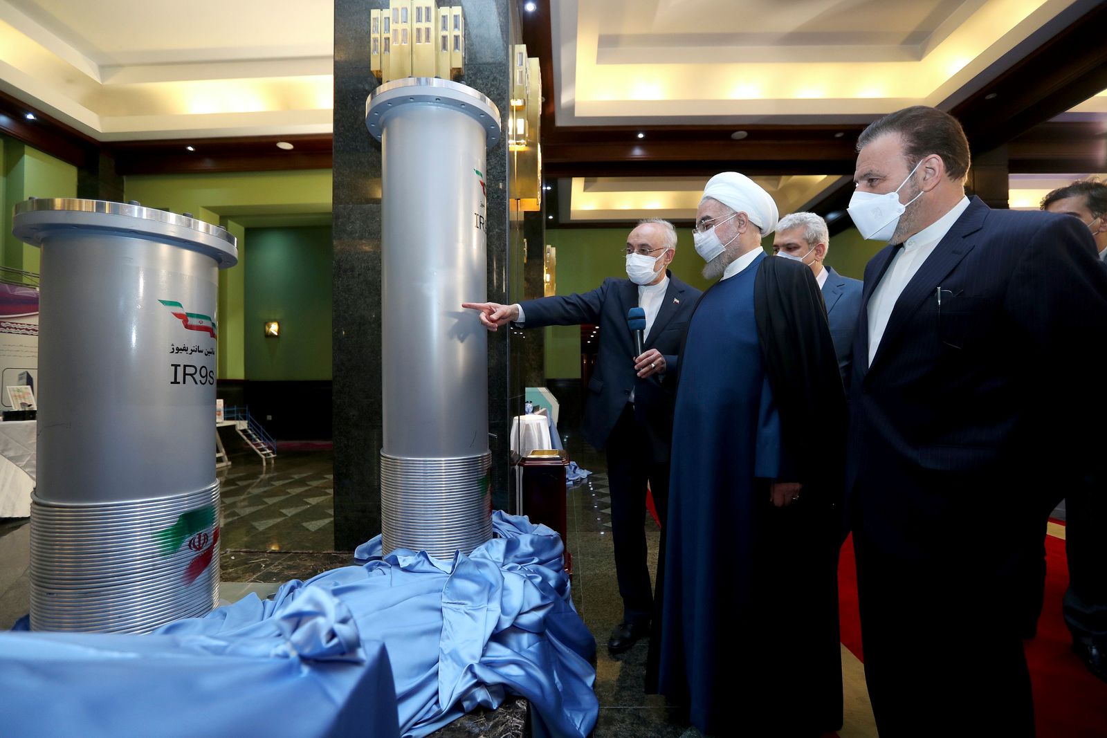 الرئيس الإيراني حسن روحاني يستمع إلى رئيس منظمة الطاقة الذرية الإيرانية علي أكبر صالحي، أثناء زيارته معرضاً للإنتاج النووي في طهران - 10 أبريل 2021 - AP