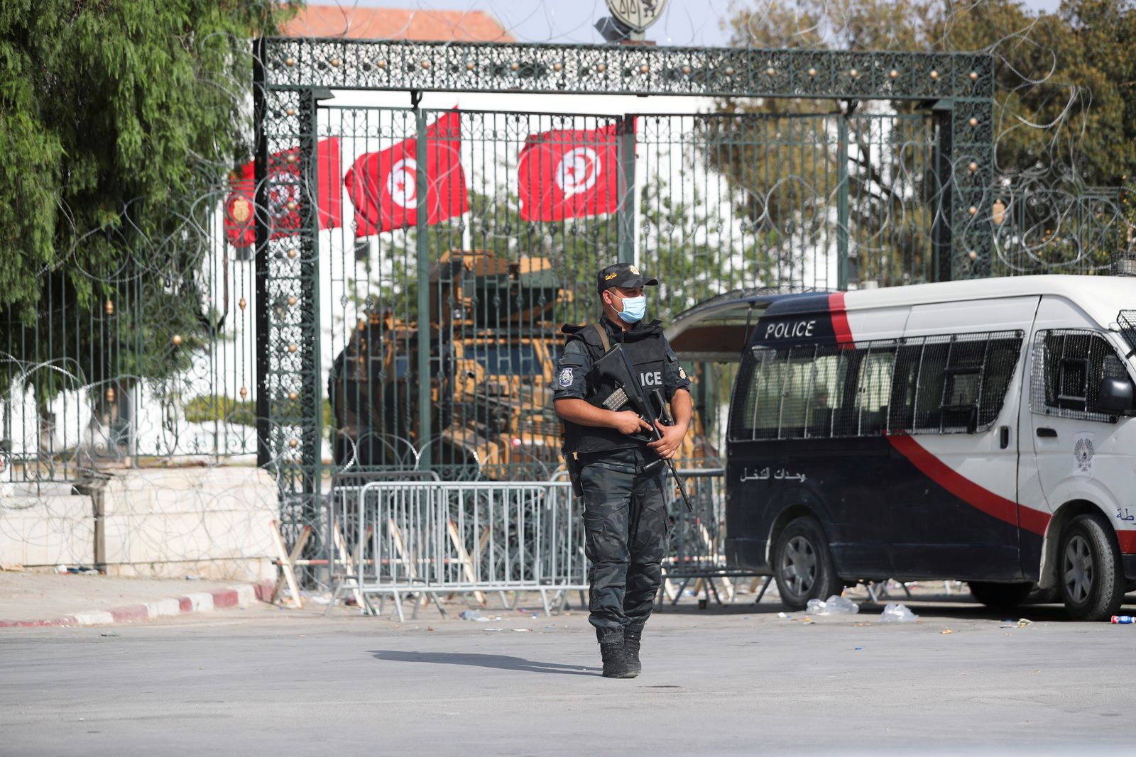 ضابط شرطة يقف حارسا خارج مبنى البرلمان في تونس العاصمة - REUTERS