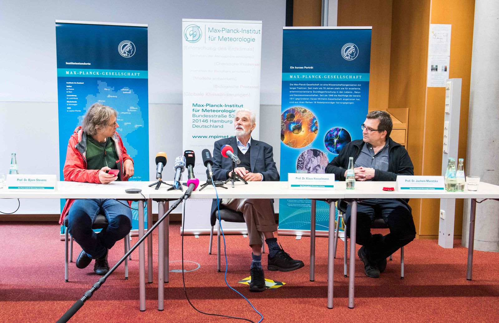 (L-R) Bjorn Stevens, Co-winner of the 2021 Nobel Prize in Physics, Klaus Hasselmann of Germany and Jochem Marotzke deliver a press conference at the Max-Planck institute in Hamburg, northern Germany, on October 5, 2021. - US-Japanese scientist Syukuro Manabe, Klaus Hasselmann of Germany and Giorgio Parisi of Italy on October 5, 2021 won the Nobel Physics Prize for climate models and the understanding of physical systems, the jury said. Manabe and Hasselmann share one half of the prize for their research on climate models, while Parisi won the other half for his work on the interplay of disorder and fluctuations in physical systems. (Photo by Daniel Bockwoldt / AFP) - AFP