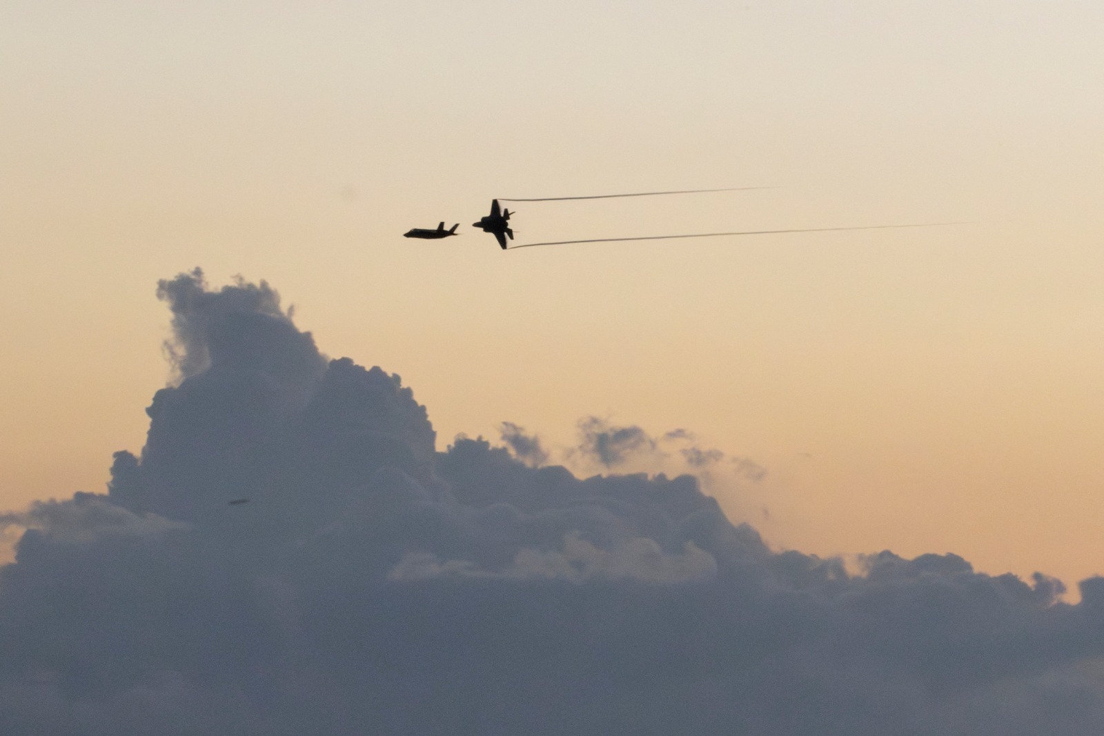 طائرات مقاتلة من طراز إف-35 تابعة لسلاح الجو الأميركي فوق قاعدة ببورتوريكو بعد الغارات على فنزويلا. 3 يناير 2026