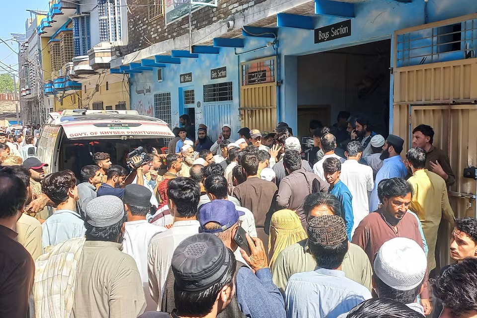 باكستان.. انهيار سقف مدرسة يودي بحياة معلمة و32 طالباً