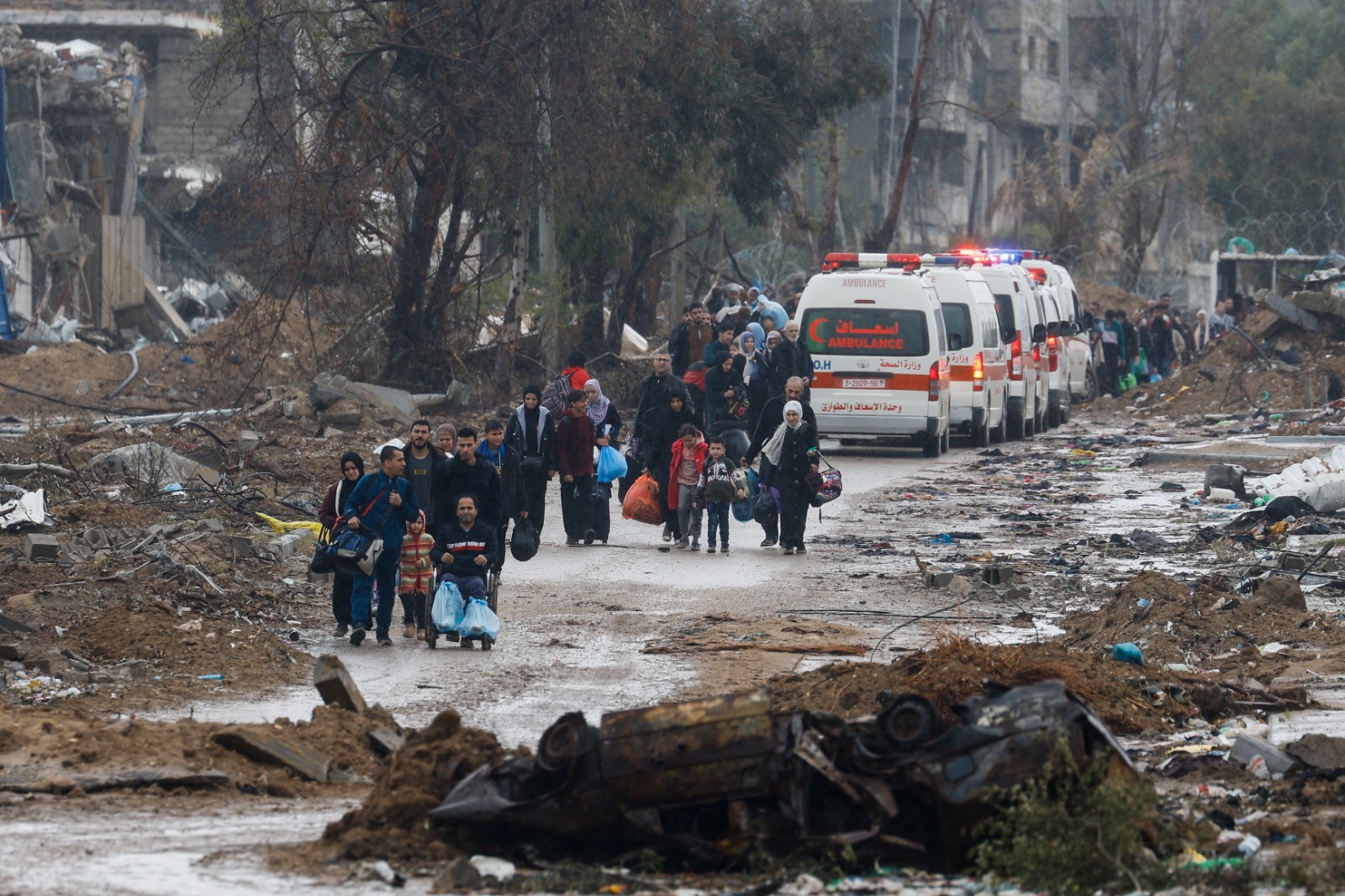 نازحون فلسطينيون يتحركون إلى جنوب غزة بينما تتجه سيارات الإسعاف نحو شمال القطاع خلال هدنة مؤقتة بين إسرائيل وحماس، بالقرب من مدينة غزة. 27 نوفمبر، 2023