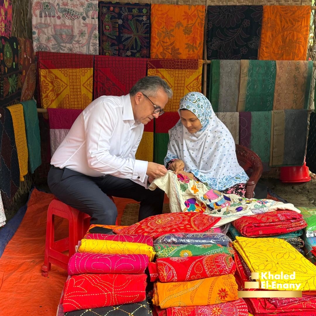 خالد العناني يزور مشغلاً للمنسوجات اليدوية