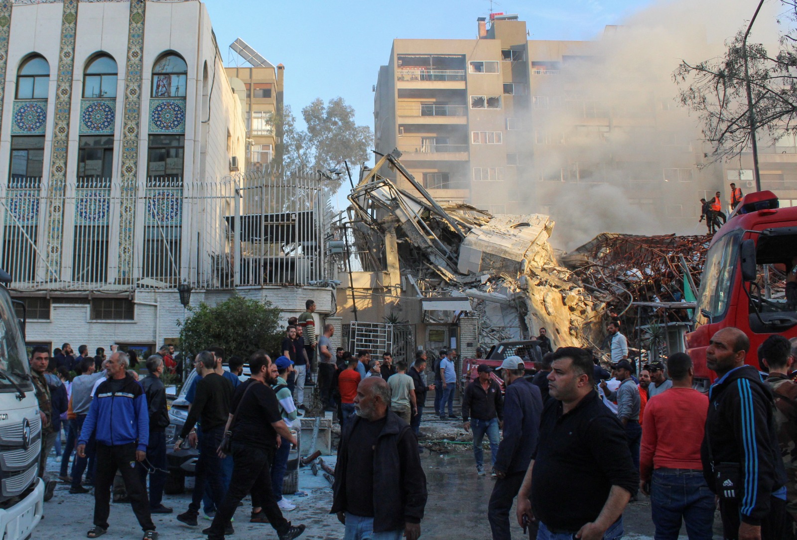 أشخاص يتجمعون بالقرب من موقع غارة إسرائيلية استهدفت قنصلية إيران في العاصمة السورية دمشق. الأول من أبريل 2024