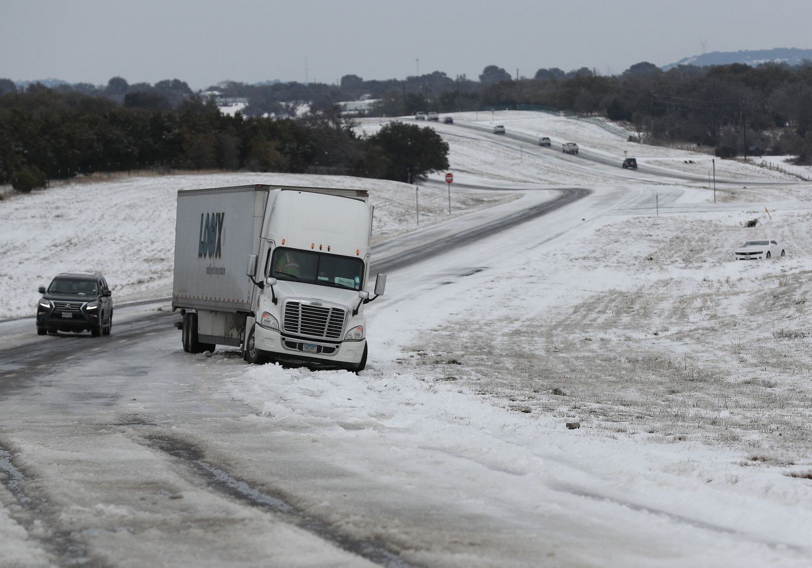 الثلج يغطى أحد الطرق الرئيسية لولاية تكساس الأميركية - AFP
