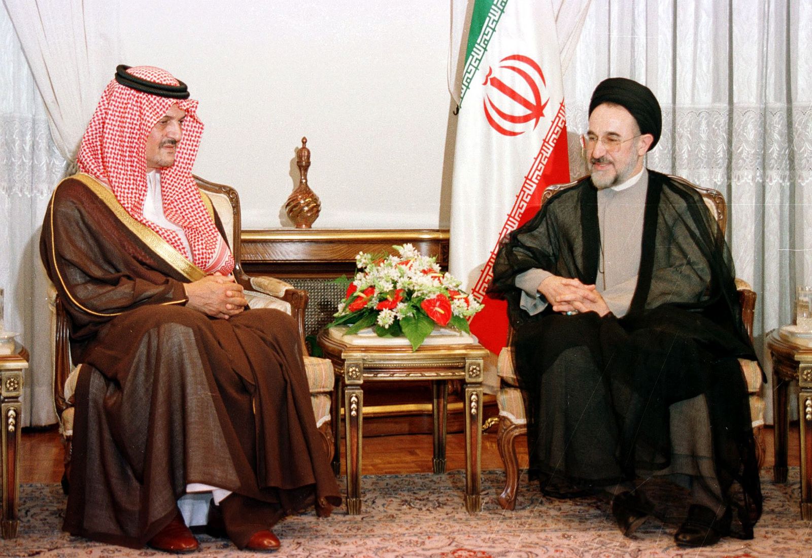 وزير الخارجية السعودي الأمير سعود الفيصل يجتمع في طهران مع الرئيس الإيراني محمد خاتمي. 26 مايو 1998 - AFP