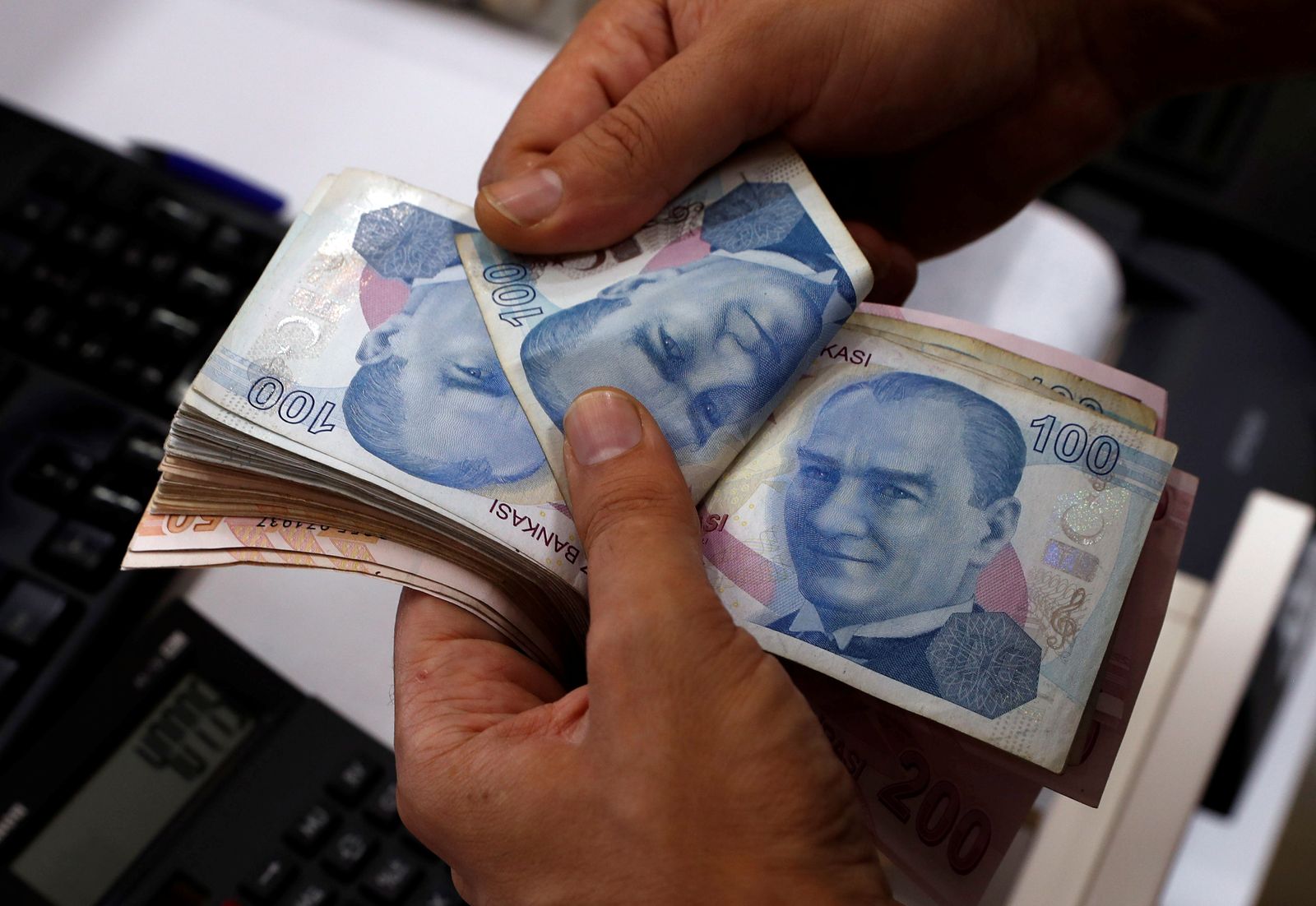صرّاف يحتسب أوراقاً نقدية من الليرة التركية في إسطنبول - 2 أغسطس 2018 - REUTERS