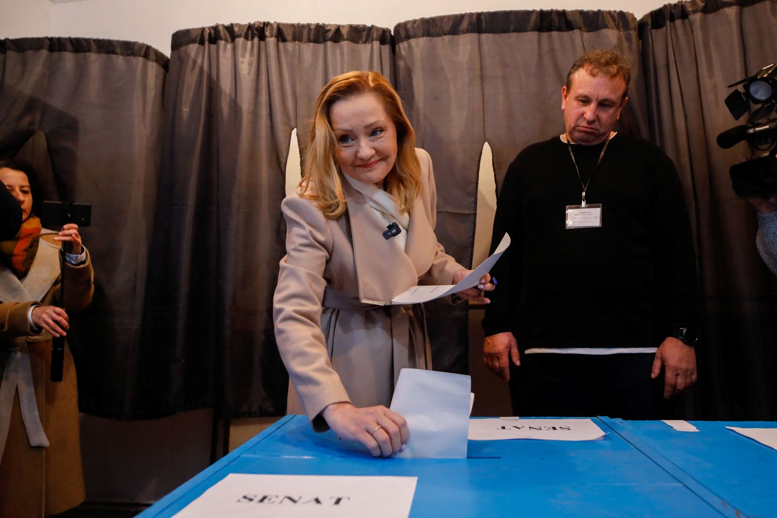 Leader of center-right opposition Save Romania Union (USR) Elena Lasconi casts her vote on the day of the parliamentary election, in Campulung, Romania, December 1, 2024. Inquam Photos/Ovidiu Micsik via REUTERS ATTENTION EDITORS - THIS IMAGE WAS PROVIDED BY A THIRD PARTY. ROMANIA OUT. NO COMMERCIAL OR EDITORIAL SALES IN ROMANIA