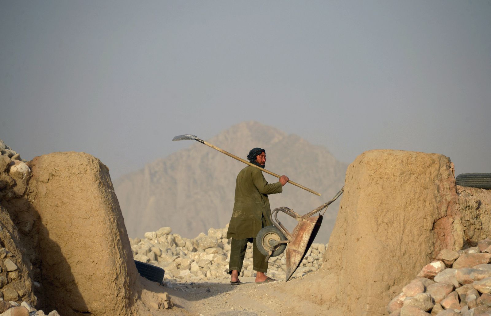 عامل أفغاني يعمل في مصنع طباشير على أطراف مدينة مزار شريف في أفغانستان 20 يونيو 2018 - AFP
