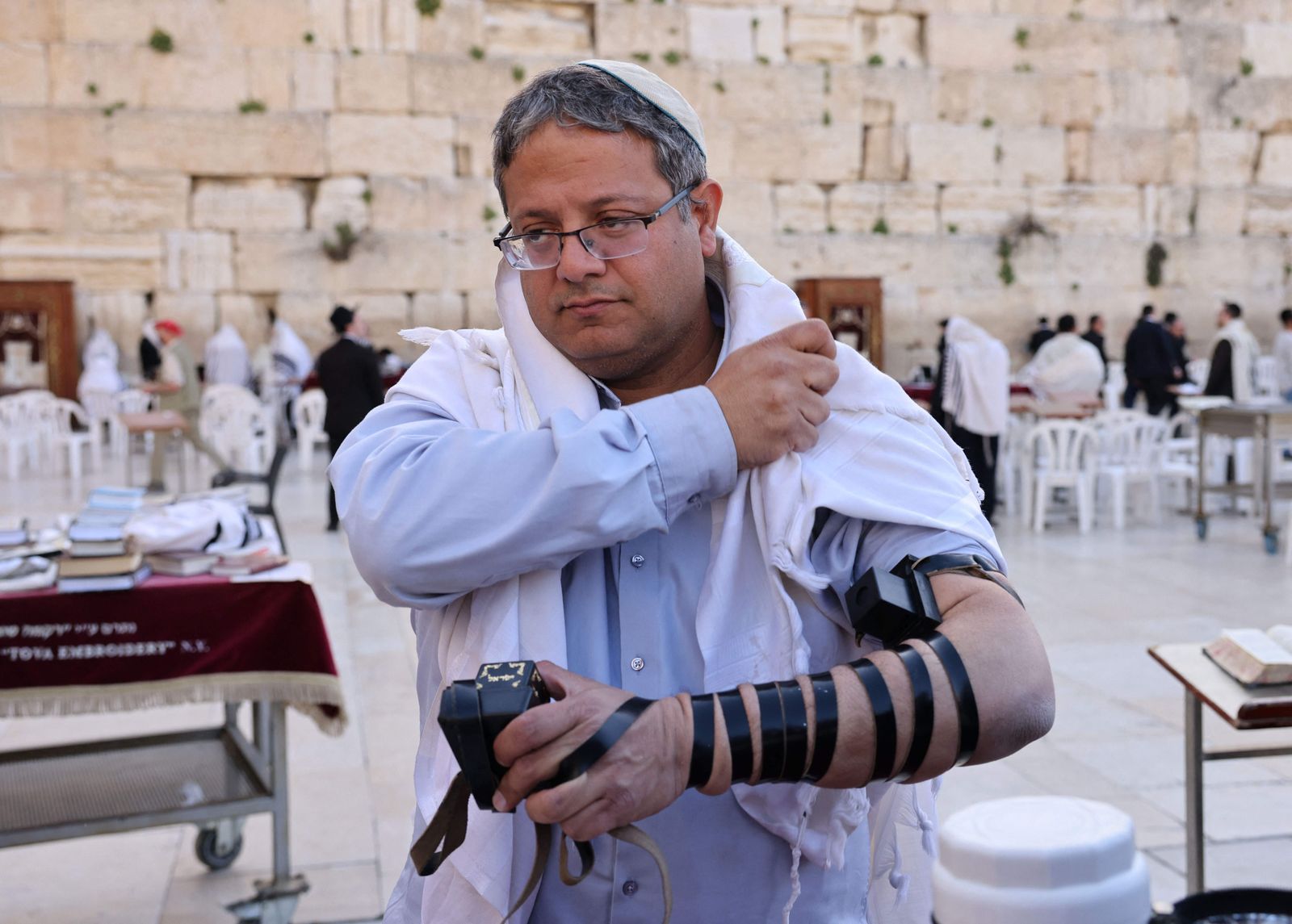 النائب الإسرائيلي اليميني المتشدد إيتمار بن غفير يصلي عند الحائط الغربي في البلدة القديمة بالقدس - 31 مارس 2022 - AFP