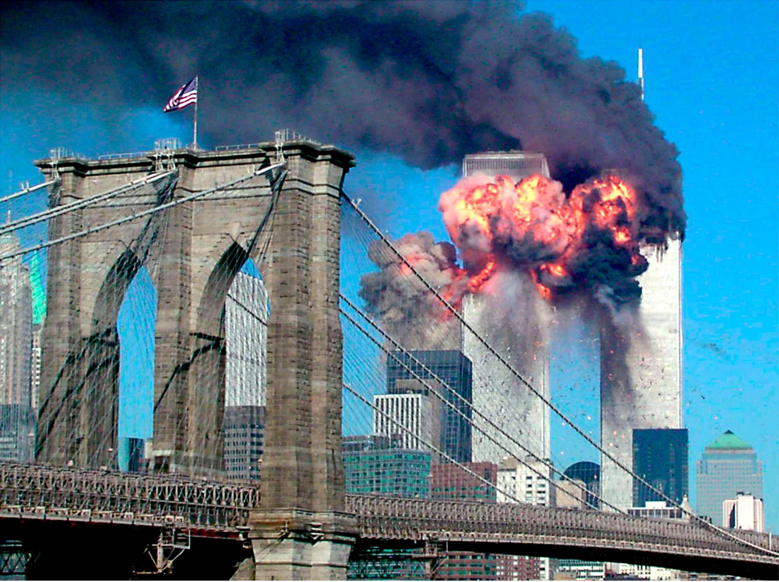 البرج الثاني لمركز التجارة العالمي الذي اشتعلت فيه النيران بعد اصطدامه بطائرة في نيويورك - REUTERS