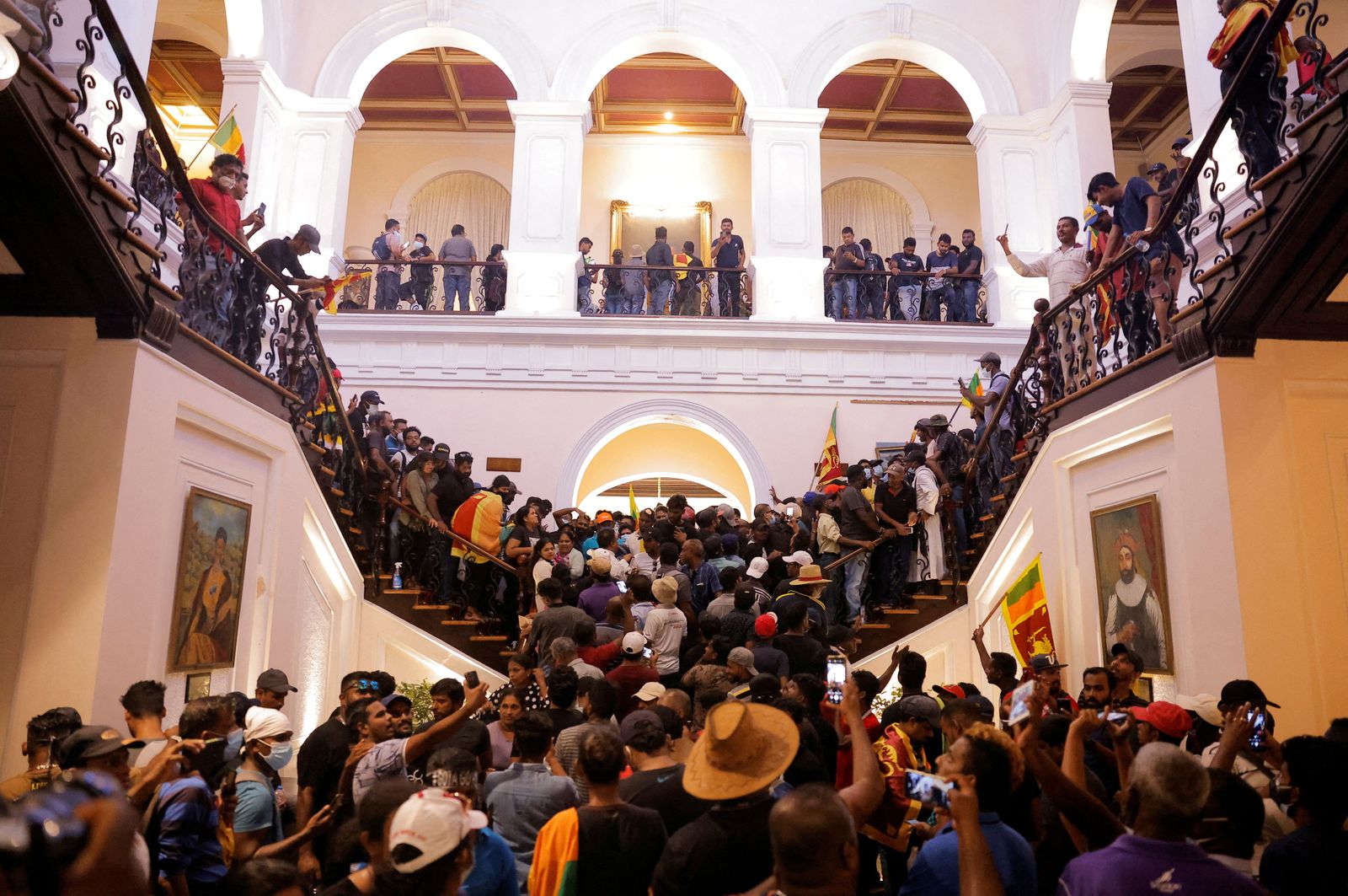 متظاهرون يحتجون داخل منزل الرئيس السريلانكي - 9 يوليو 2022 - REUTERS