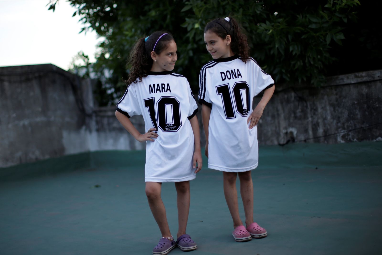 التوأمتان مارا ودونا يرتديان القميص رقم 10، المفضل لدى اللاعب الراحل مارادونا - REUTERS