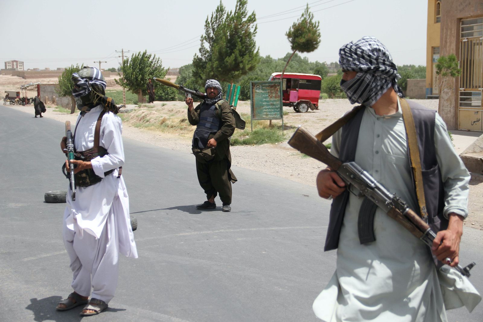 مقاتلون أفغان يحملون أسلحتهم دعماً للقوات الأفغانية في صراعها مع حركة طالبان بمدينة هرات، 10 يوليو 2020 - REUTERS