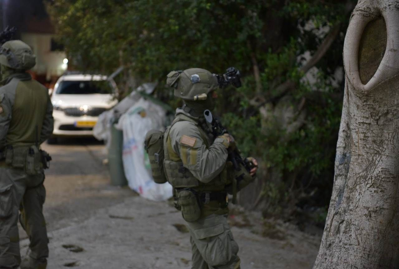 القوات الإسرائيلية خلال تنفيذ عمليات التفتيش بأم الفحم عقب حادث الخضيرة - 27 مارس 2022 - المكتب الإعلامي للشرطة الإسرائيلية