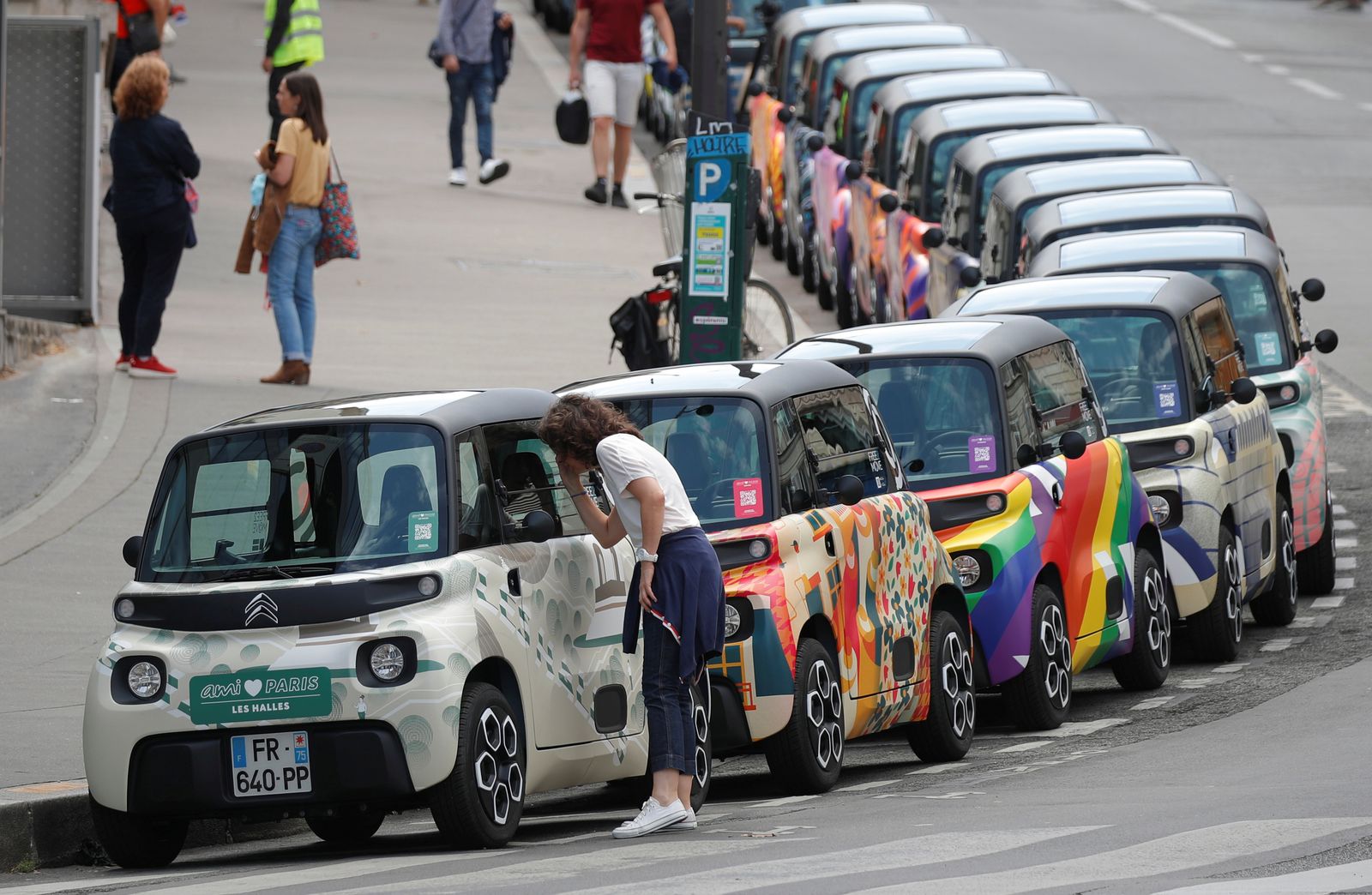 عرض لسيارات كهربائية، ذات ألوان زاهية، في مدينة باريس. - REUTERS