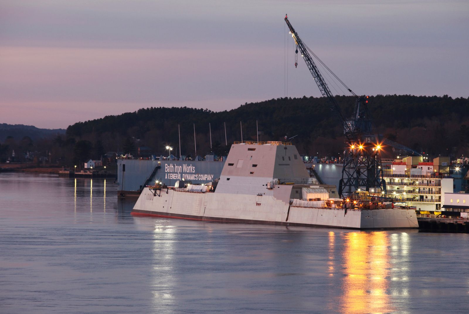 مدمّرة أميركية من فئة Zumwalt في ولاية مين - 21 نوفمبر 2013 - Reuters