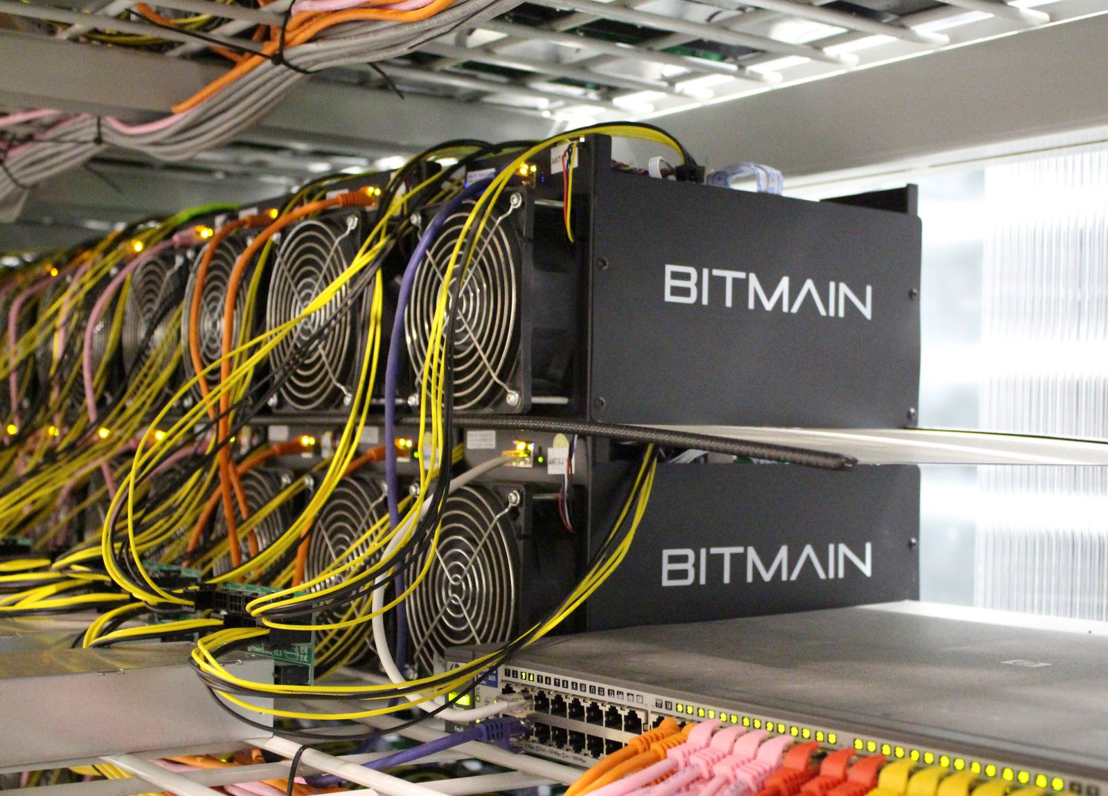 مزارع تعدين العملات المشفرة بواسطة أجهزة شركة Bitmain - REUTERS