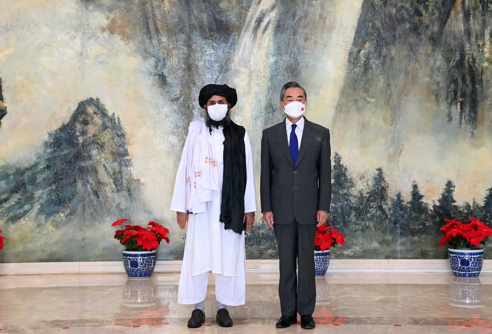 وزير الخارجية الصيني وانغ يي يلتقي القيادي في حركة طالبان عبد الغني بارادار، في تيانجين -28 يوليو 2021 - VIA REUTERS