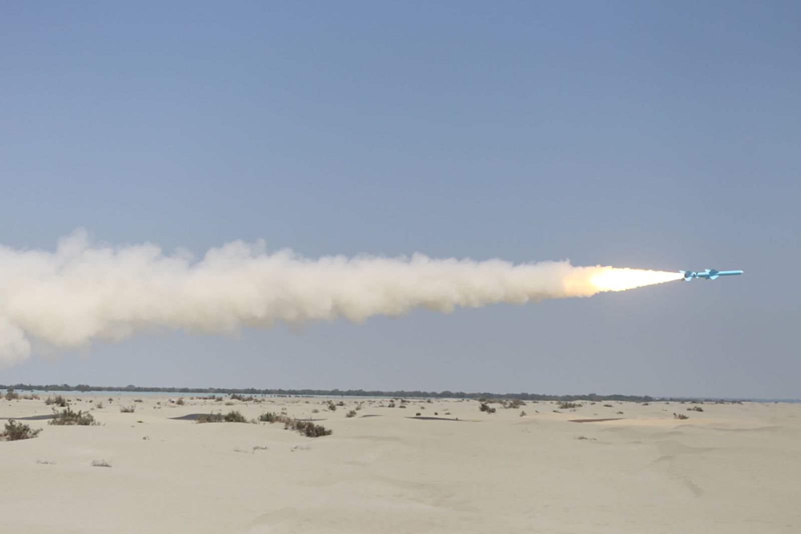 صاروخ أطلقه الجيش الإيراني خلال مناورة بحرية في خليج عُمان - 14 يناير 2021 - REUTERS