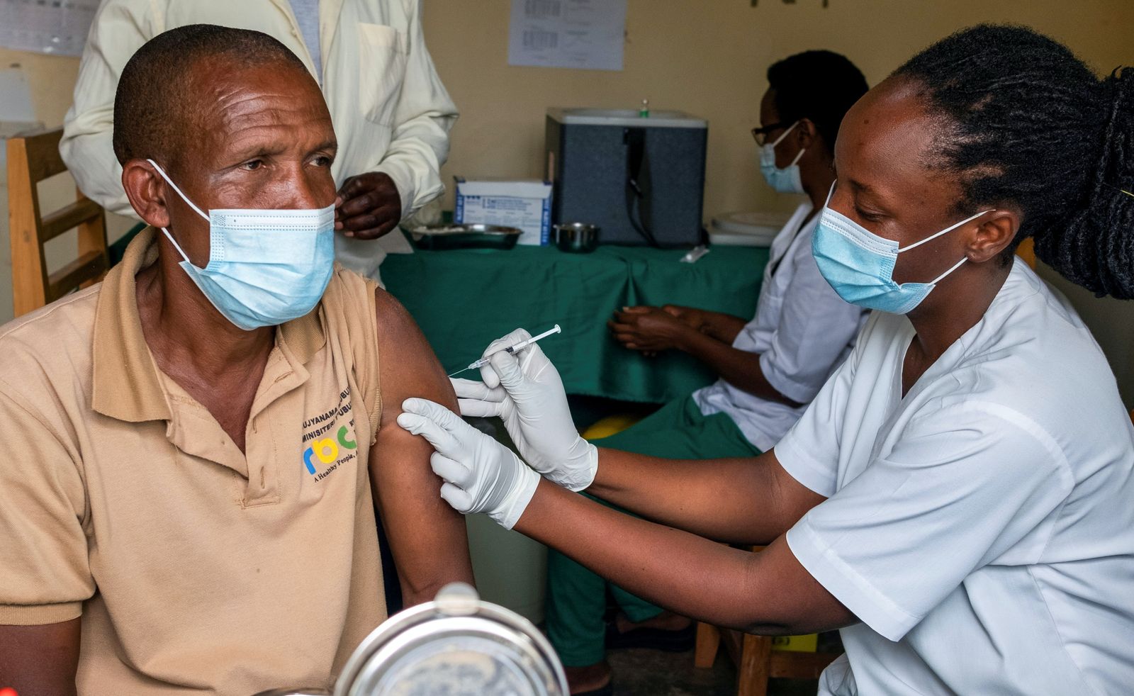 تلقيح رجل في مستشفى بكيغالي عاصمة رواندا - 5 مارس 2021 - REUTERS
