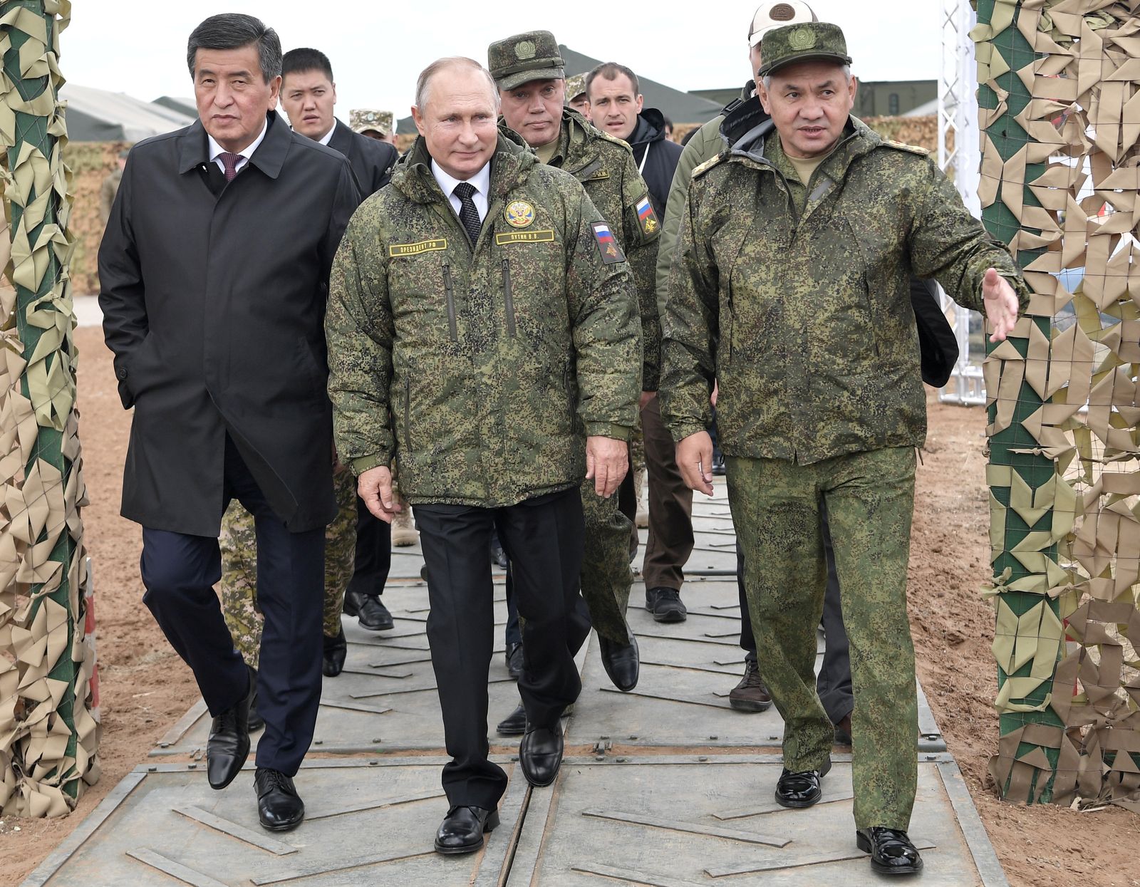 الرئيس الروسي فلاديمير بوتين خلال جولة على أحد مراكز التدريب العسكري بمنطقة أورينبورغ- 20 سبتمبر 2019 - REUTERS