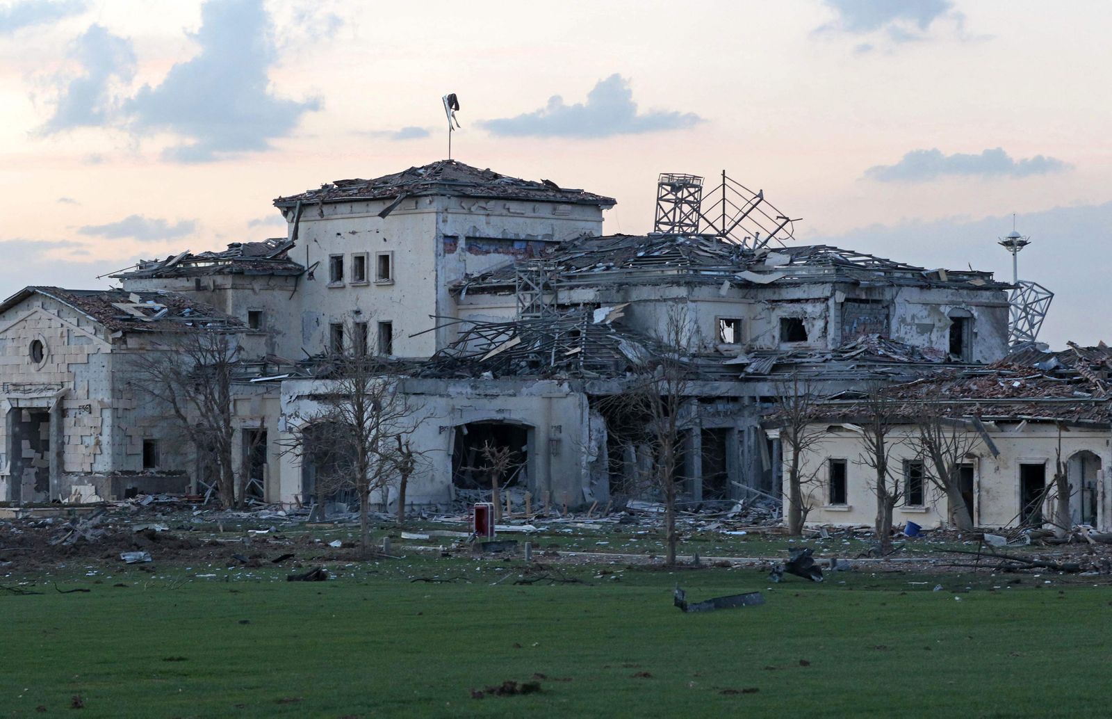 A general view shows a damaged mansion following an overnight attack in Arbil, the capital of the northern Iraqi Kurdish autonomous region, on March 13, 2022. - Iran claimed responsibility for a missile strike on the northern Iraqi city of Arbil, saying it targeted an Israeli 
